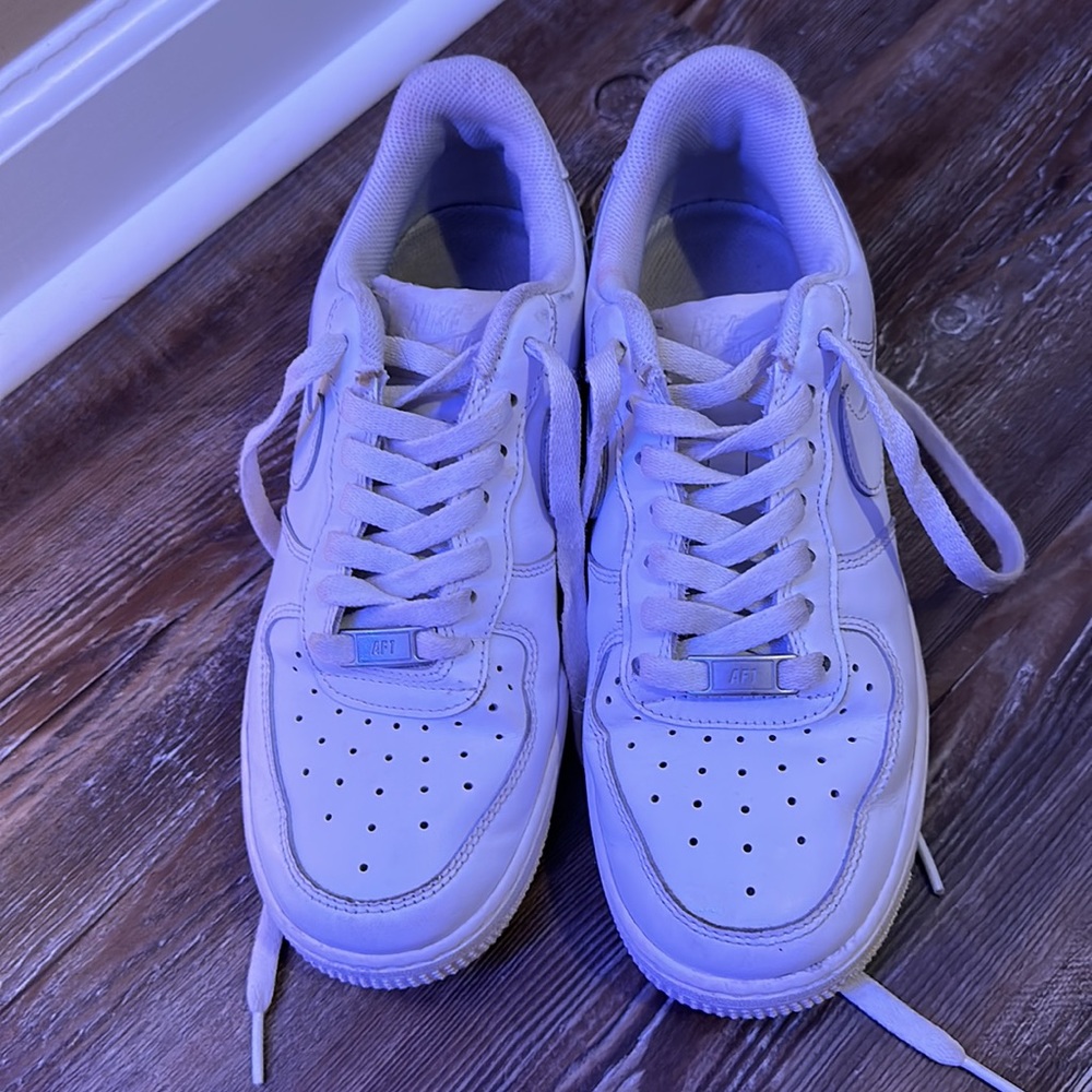 Women’s Nike Air Force 1 - Picture 2 of 3